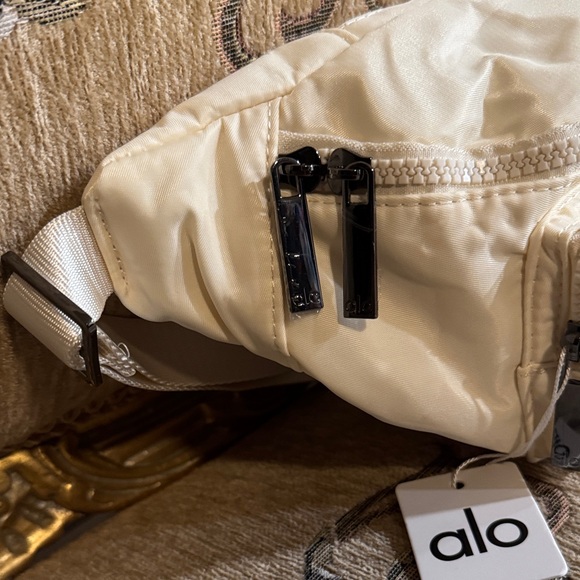 ALO Yoga Cream Clutch - Picture 5 of 5